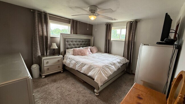Building Photo - Move-In Ready 2BR Home on Quiet Residential Street in Baldwin/Whitehall!
