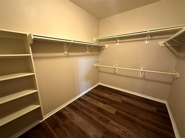 Building Photo - 2047 Lulach Ln
