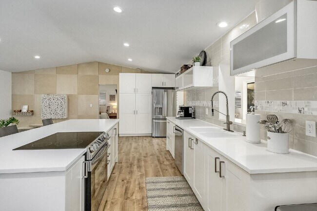 Building Photo - Beautiful pool home in Lockmar Estates