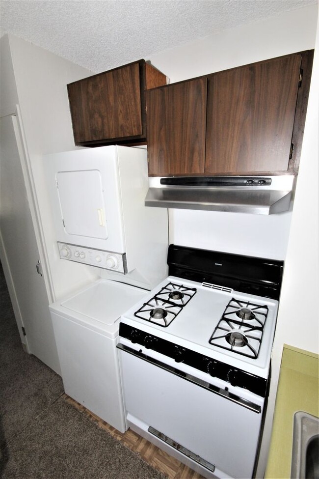 Building Photo - AVAILABLE NOW! 2 BED 1 BATH 1 COVERED PARK...