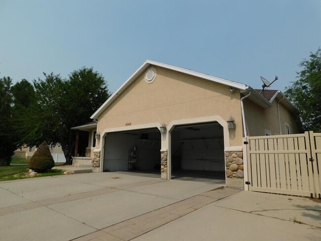 Building Photo - 6363 Murray Bluffs Dr