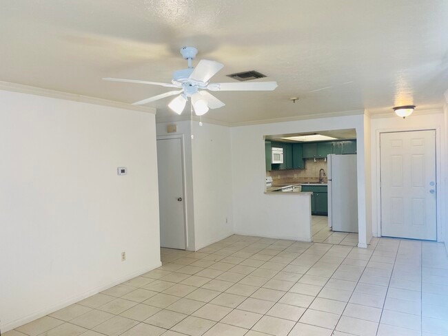 Building Photo - 521 NE 24th Pl