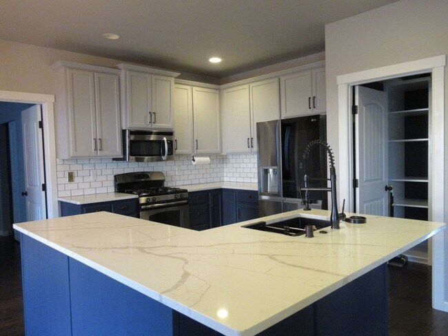 Building Photo - Gorgeous 5 bedroom 2.5 bath home in Lakeland Hills