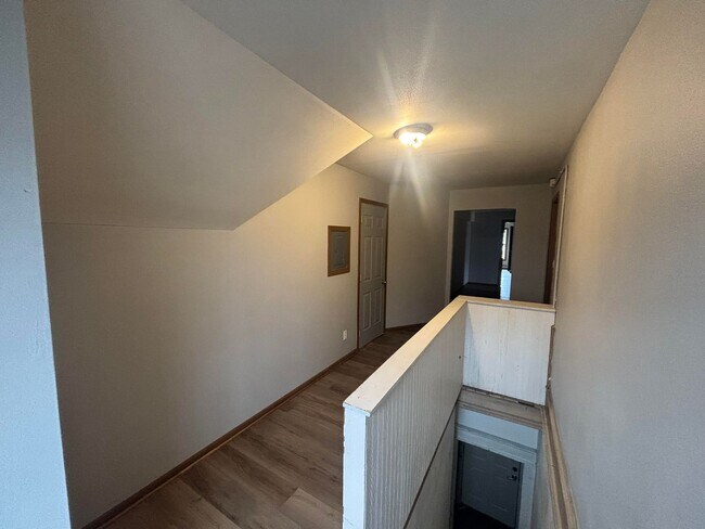 Building Photo - Huge 5BD Two Story Apartment Blocks from Downtown La Crosse