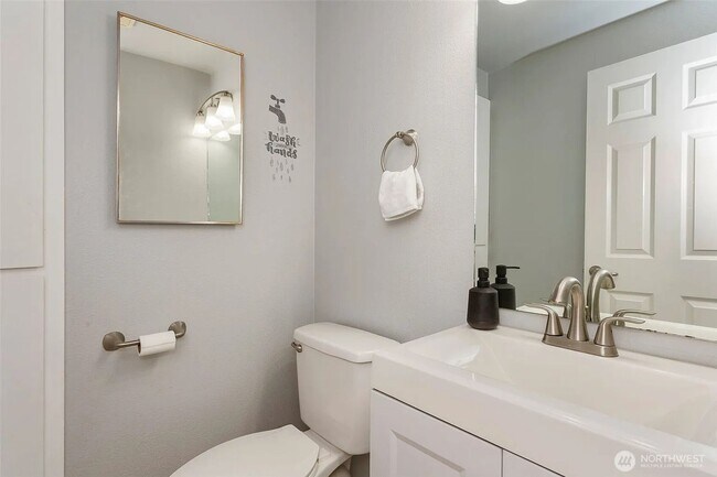 Building Photo - Beautiful Puyallup Duplex with Large Yard ...