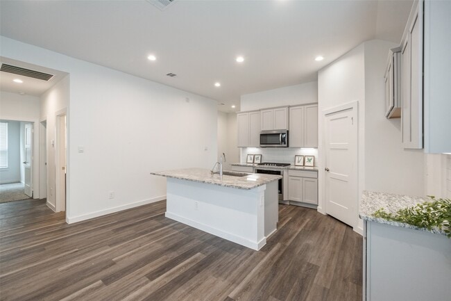 Building Photo - 1613 Sunbend Ln