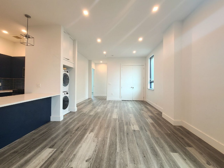 Building Photo - 715 Park Ave