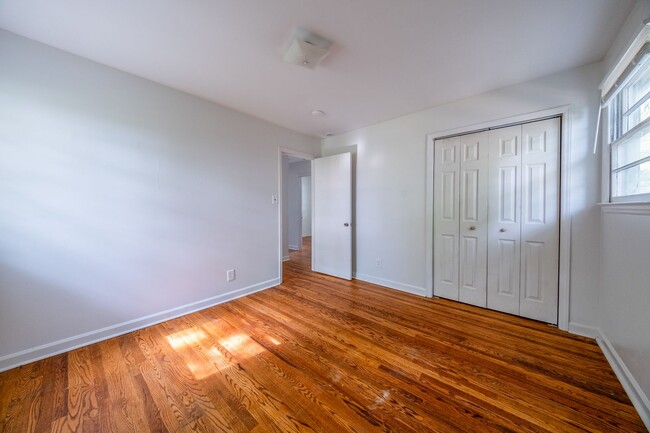 Building Photo - 3-bedroom, 1-bath home with a fenced-in yard, located on Guerrant Street in Greensboro