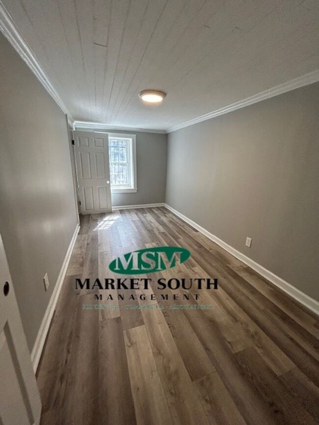 Building Photo - RENOVATED ONE BEDROOM ON THE BEAUTIFUL JONES STREET!!!