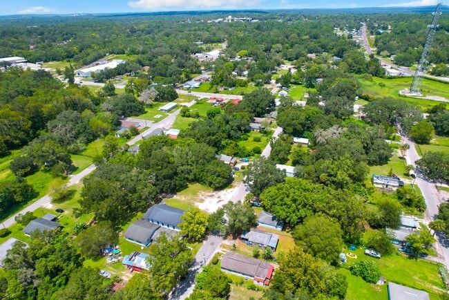 Building Photo - Spacious 3bdrm/1bath Home with large yard ...