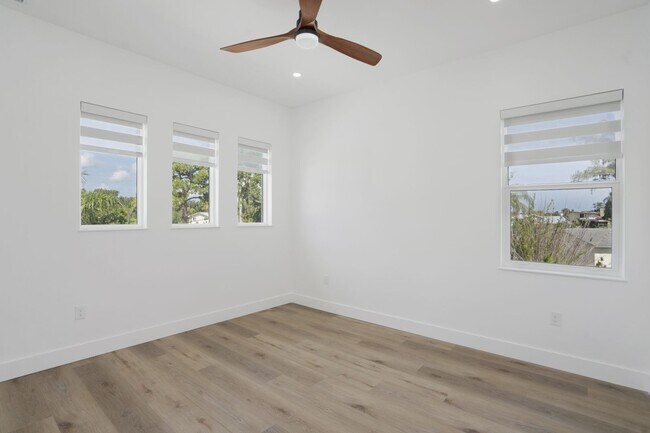 Building Photo - 5/3 Luxury Custom Home plus Boat dock, Pool and Stunning Views!!