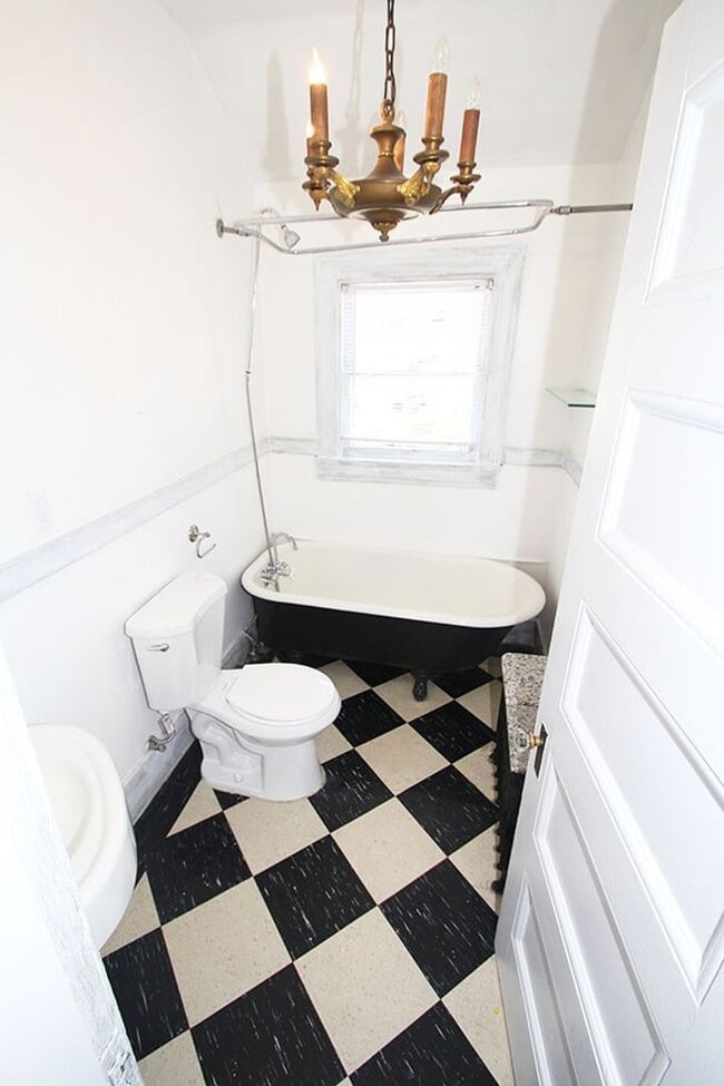 Building Photo - CHARMING 3 BEDROOM TUDOR REVIVAL APARTMENT W/ PUGET SOUND VIEWS