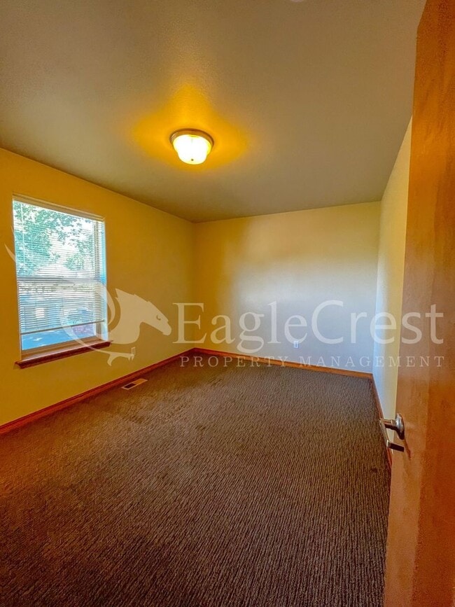 Building Photo - Large 6-Bedroom Whitman Neighborhood House; Students Welcome!