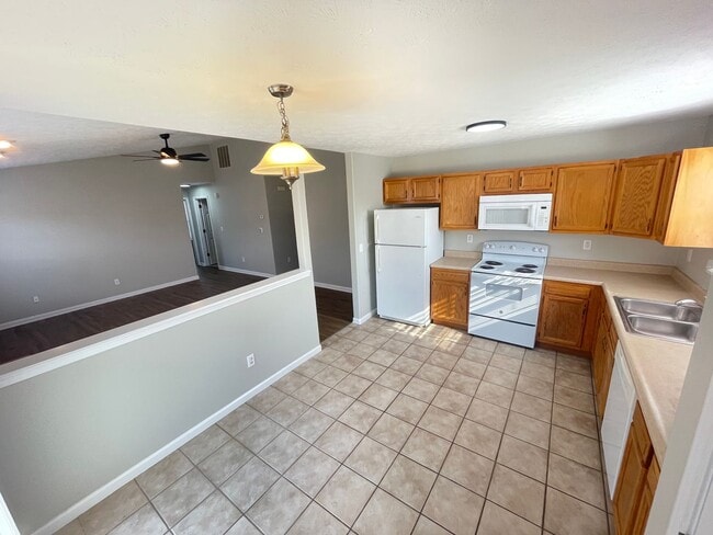 Building Photo - SUBLEASE - Three Bedroom Single Family Hom...