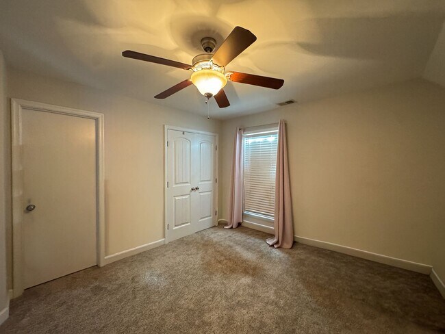 Building Photo - Well-Maintained 4 Bed 2.5 Bath Home with a Pool