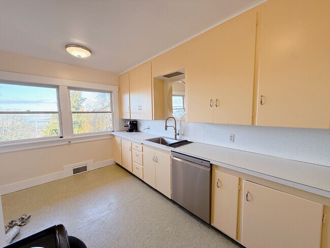 Building Photo - 2 & 4 Bedroom Apartments with Classic Charm & Bay View