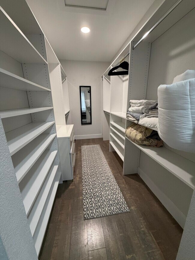 Building Photo - 1910 Belmont Pl