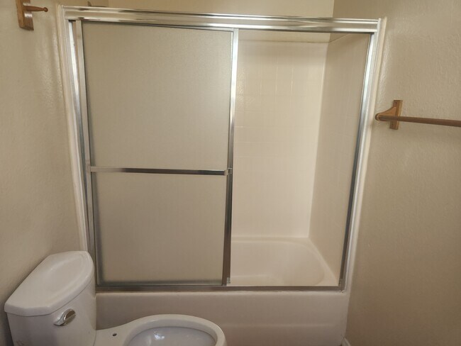 Building Photo - 1208 Roswell Ave