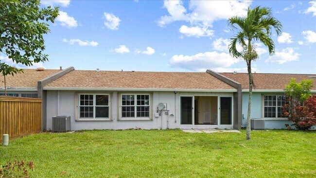 Building Photo - 5540 Lakewood Cir S