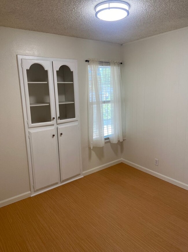 Building Photo - Single Story 3 bdrm 2 bath