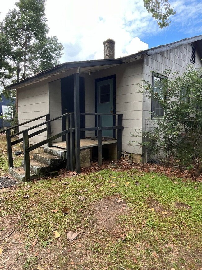 Building Photo - 2 bed 1 bath house- Walk to stadium!! April 20th!!!