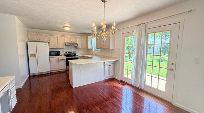 Building Photo - 611 Buttercup Dr