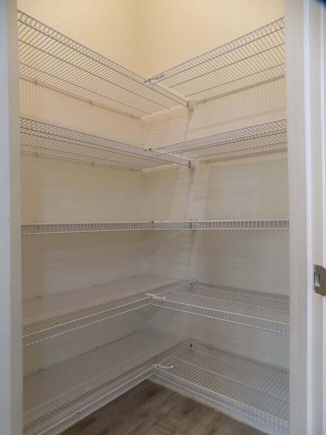 Building Photo - 1713 Chatsworth Cir