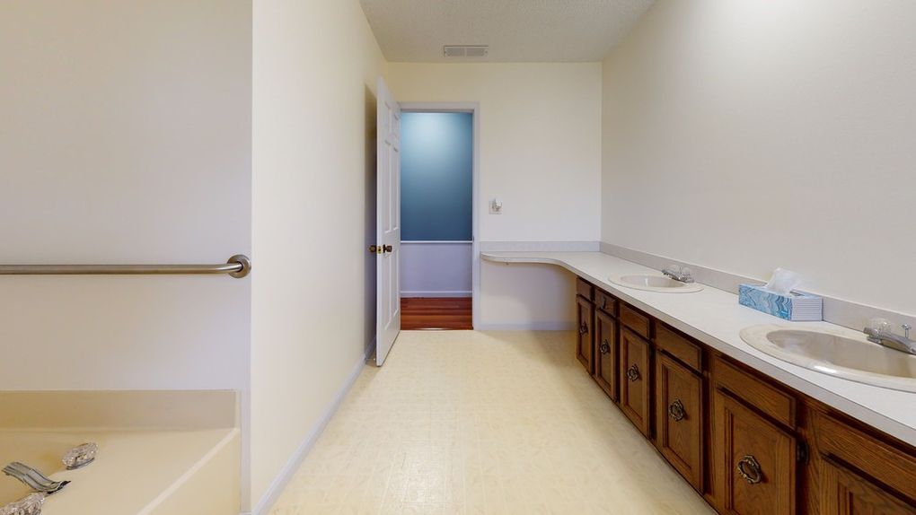 Full bath with double vanity tub and shower - 306 S Washington St