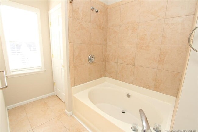 Building Photo - 101 Lake Meadow Dr