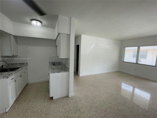 Primary Photo - 940 SW 4th Ave