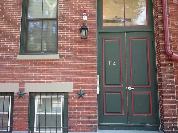 Building Photo - "Charming 1-Bedroom Apartment with Granite...