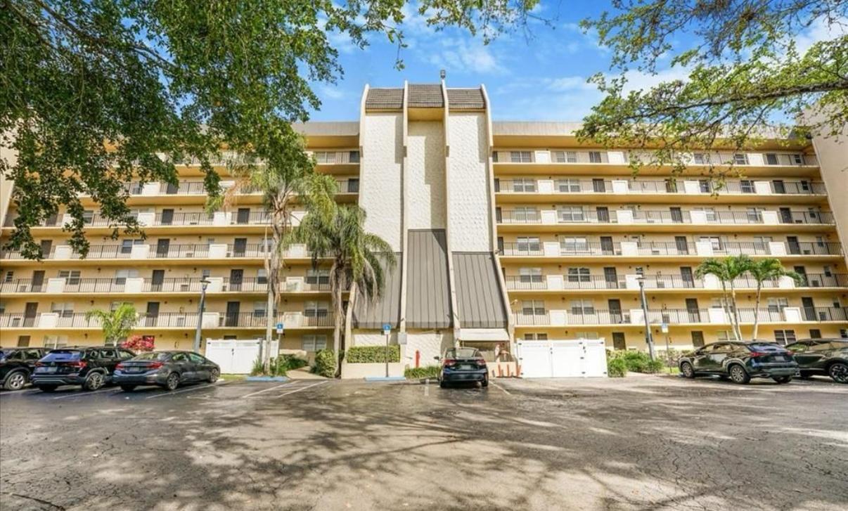 Building Photo - 3300 W Rolling Hills Cir