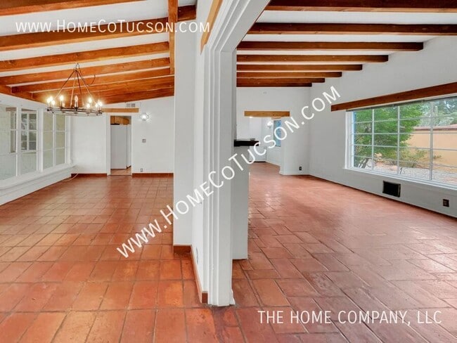 Building Photo - 228 S Country Club Rd
