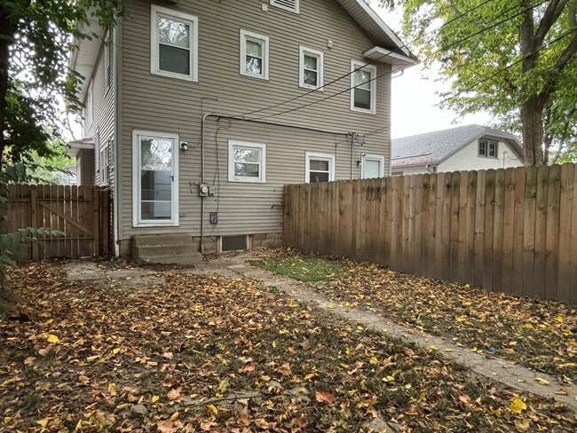Building Photo - 3-Bed, 1-Bath Home – Fenced Yard, Off-Street Parking, Spacious Kitchen & In-Unit Laundry