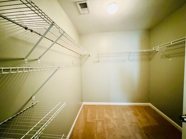 Building Photo - 4 bed, 2 bath-- Available Aug 2026!