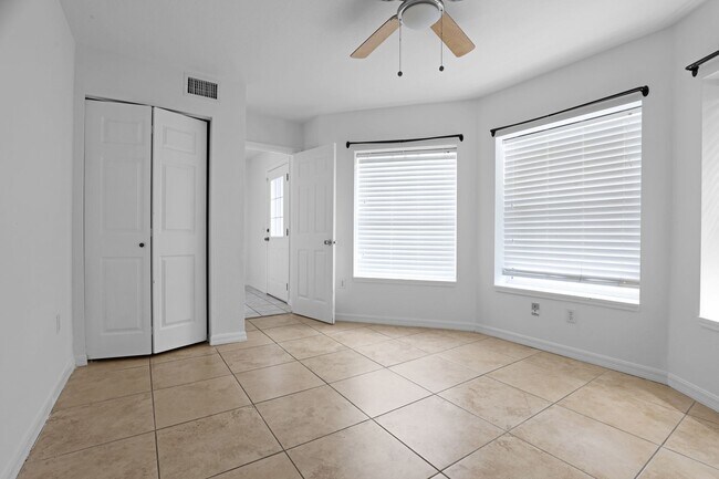 Building Photo - Bright & Airy 3-Bed Home Close to Universi...
