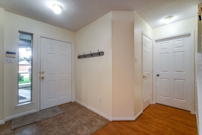 Building Photo - 17143 Summer Hollow Dr