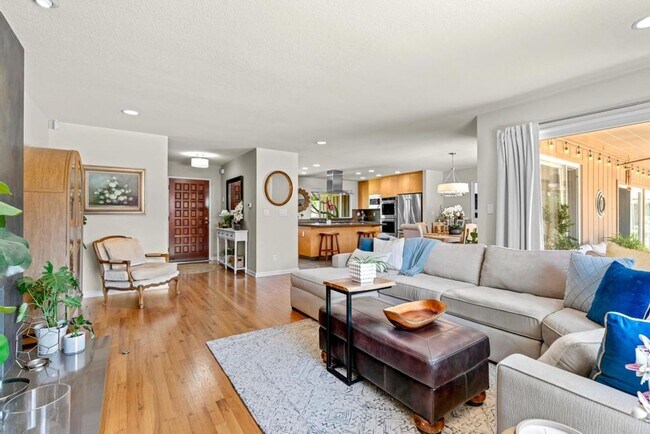 Building Photo - Stunning home located is sought after Northgate!