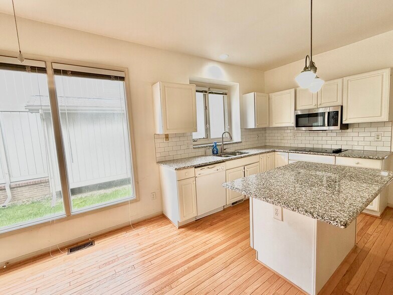 Building Photo - 30684 Tanglewood Trl