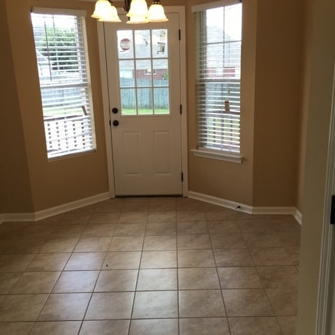 Building Photo - Renovated 3 Bedroom 2 Bath Home with 2 Car...