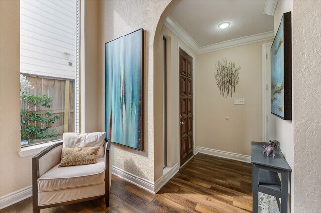 Building Photo - 2527 Potomac Dr