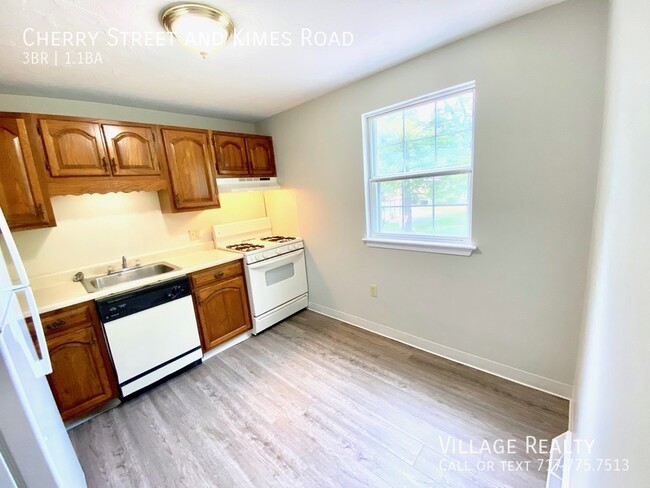 Building Photo - Available late-December! 3-bed Duplex in D...