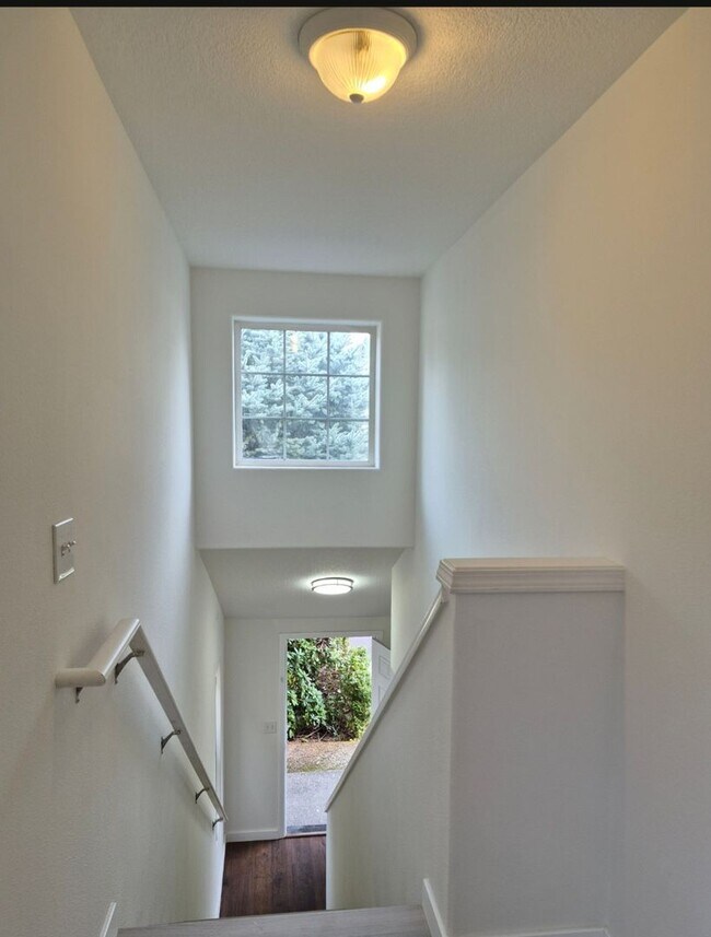 Building Photo - 3 bedroom - Move In Ready !!