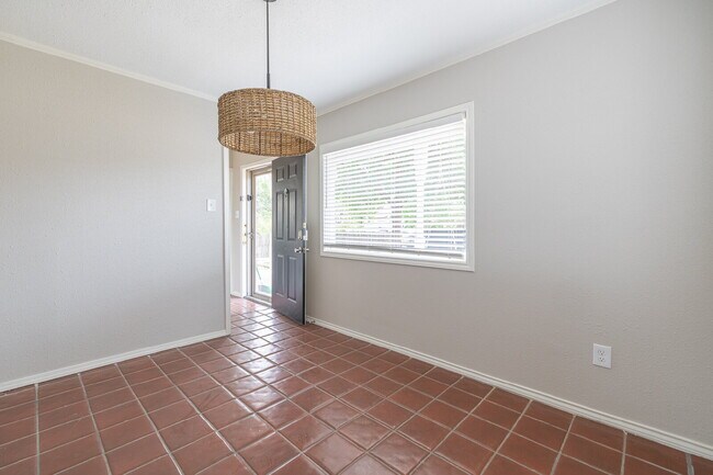 Building Photo - Pre-lease Sumer 2026! Charming 2-Story Home in Tech Terrace!