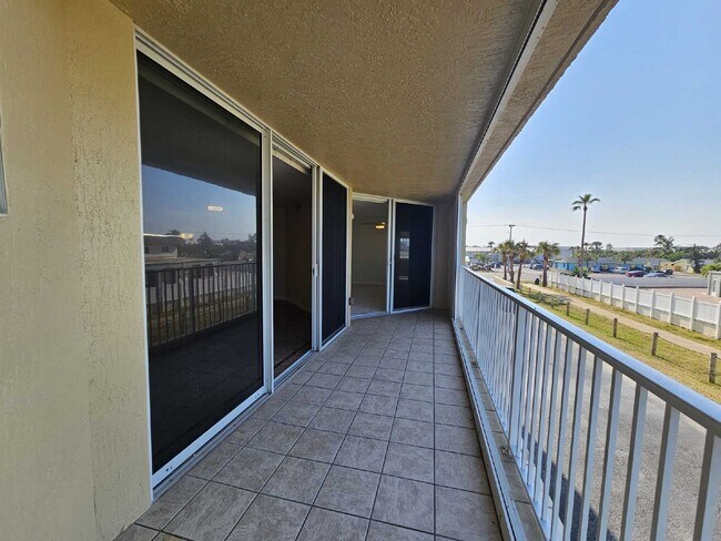 Building Photo - Seaside Serenity Awaits: Spacious 3-Bedroo...