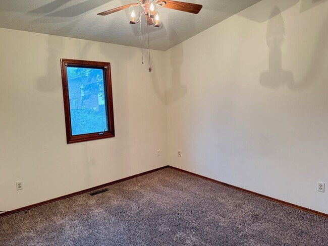 Building Photo - Recently refurbished 3 BR home in Normal