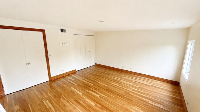 Building Photo - 534 W Dickens Ave