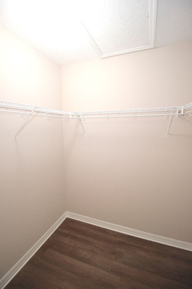 Building Photo - Huge 4 Bed 3 Bath Home w FENCED YARD and SCREENED LANAI for Rent!