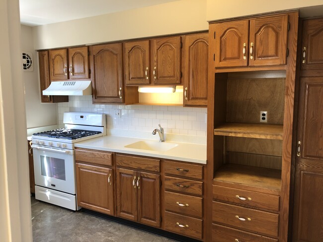 Building Photo - $1,950 / 3br - 1600ft2 - Recently Renovate...