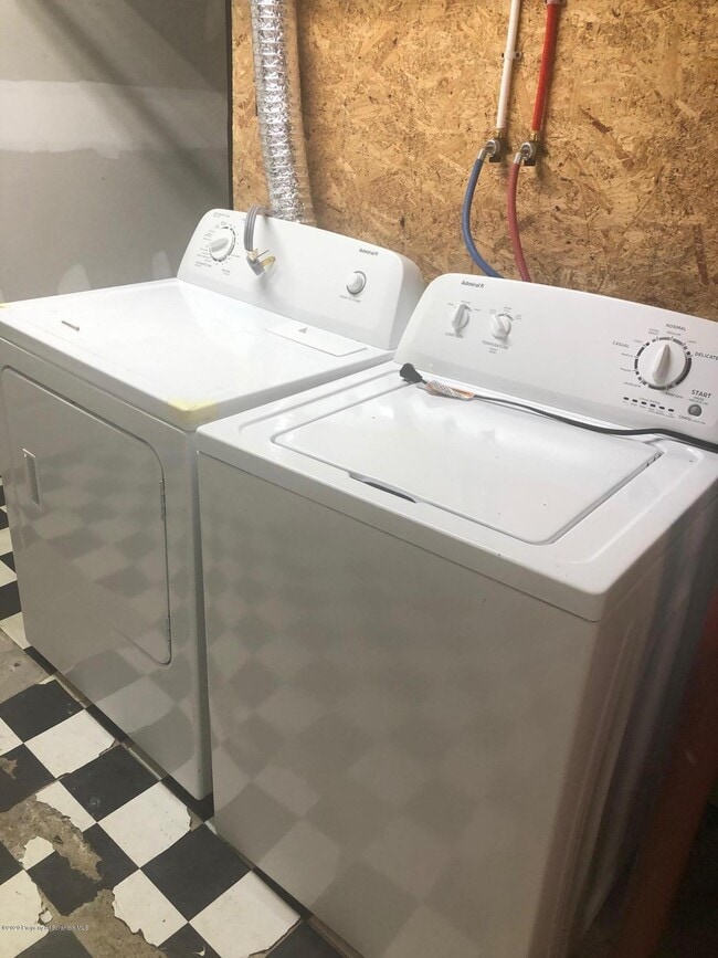 Building Photo - 504 School St